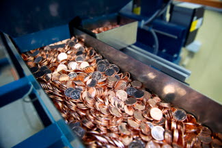1-krona coins during the packing process.