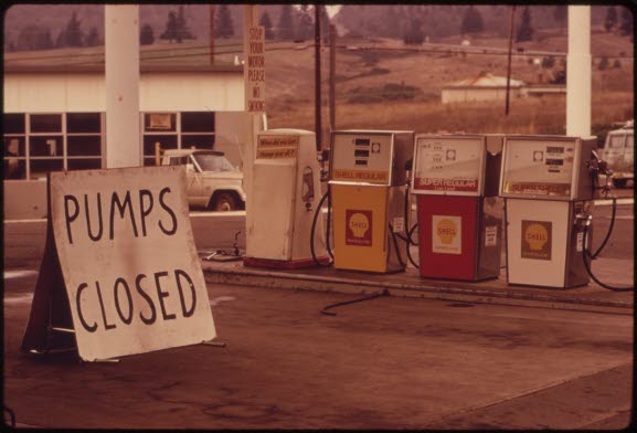 Gas station with sign: Pumps closed
