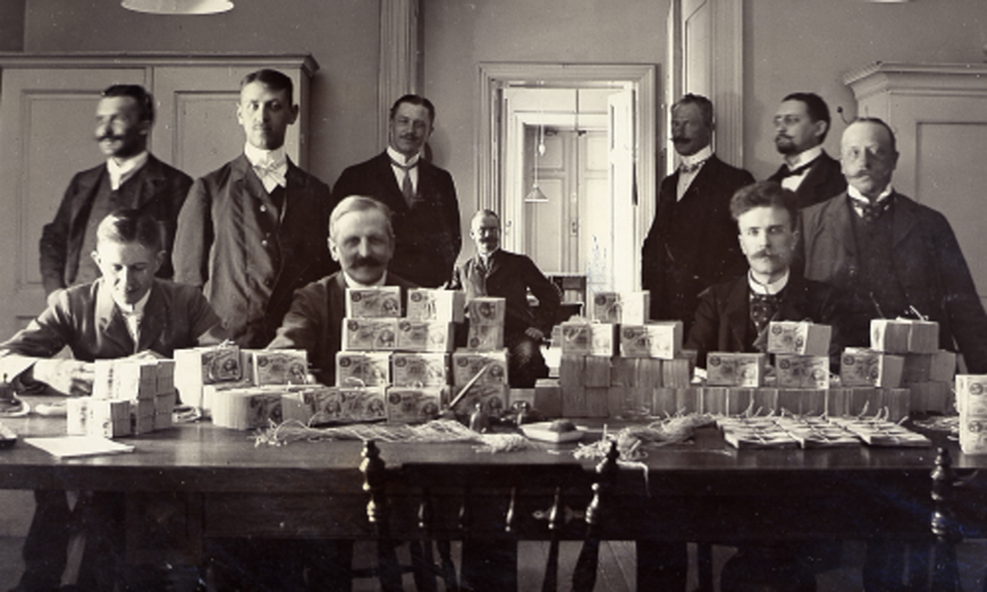 Counting banknotes at the Riksbank’s banknote office at Järntorget on 17 June 1904.