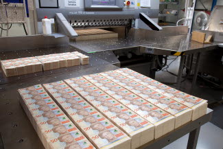 Manual cutting of sheets for SEK 50 banknotes