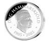 Fotografi av ett 200-kronors minnesmynt i silver, åtsida, 100-årsminnet av Dag Hammarskjölds födelse