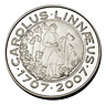 Fotografi av ett 200-kronors minnesmynt i silver, åtsida, Carl von Linné 300 år