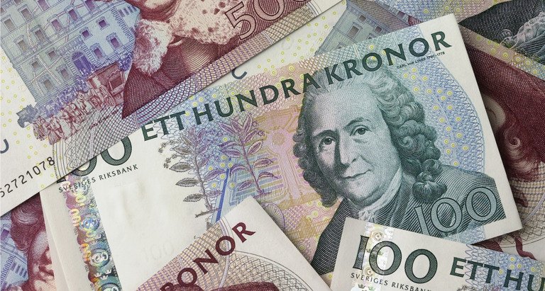 En hög med ogiltiga sedlar som ligger staplade på varandra.