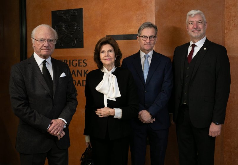 Three men and a women, the king, the queen, the Governor and Chairman of the General Council