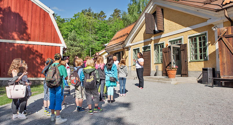 Skolklass på stallbacken