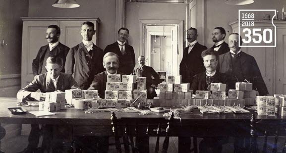 Counting banknotes at the Riksbank’s banknote office at Järntorget on 17 June 1904, with the Riksbank 350 years logotype