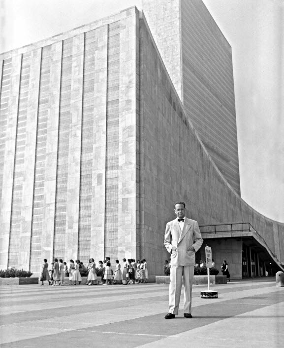 Dag Hammarskjöld framför FN-skrapan