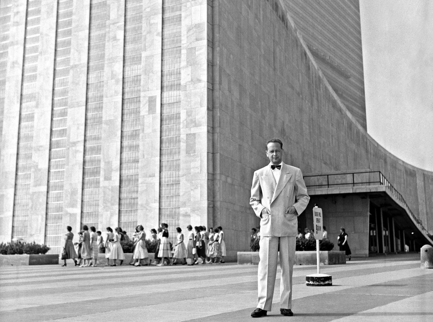 Dag Hammarskjöld framför FN-skrapan