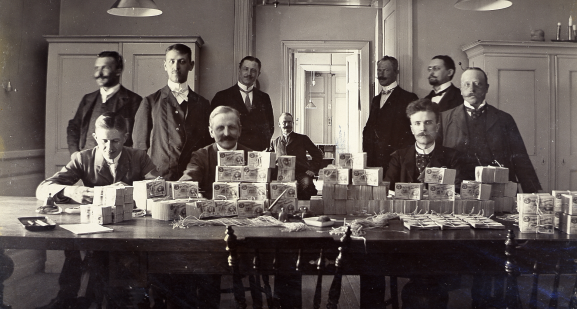 Sedelräkning på Riksbankens sedelkontor vid Järntorget 17 juni 1904.
