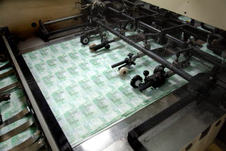 Feeding in banknotes for numbering