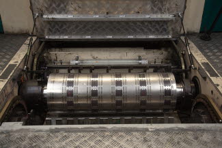 Screen printing cylinder for colour-shifting images