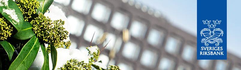 Bild som visar riksbankshuset med höstlöv