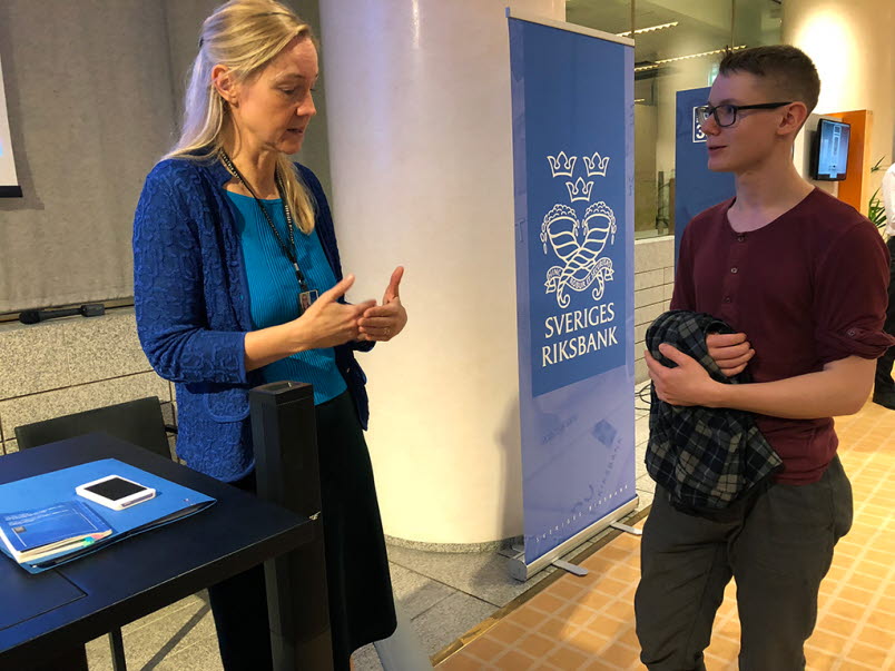 Samuel Zackrisson besöker Riksbanken för att han är nyfiken på vad som händer innanför väggarna på Riksbanken. När han får en pratstund med vice riksbankschef Cecilia Skingsley passar han på att fråga om omedelbara betalningar och vad en riksbankschef gör om dagarna.